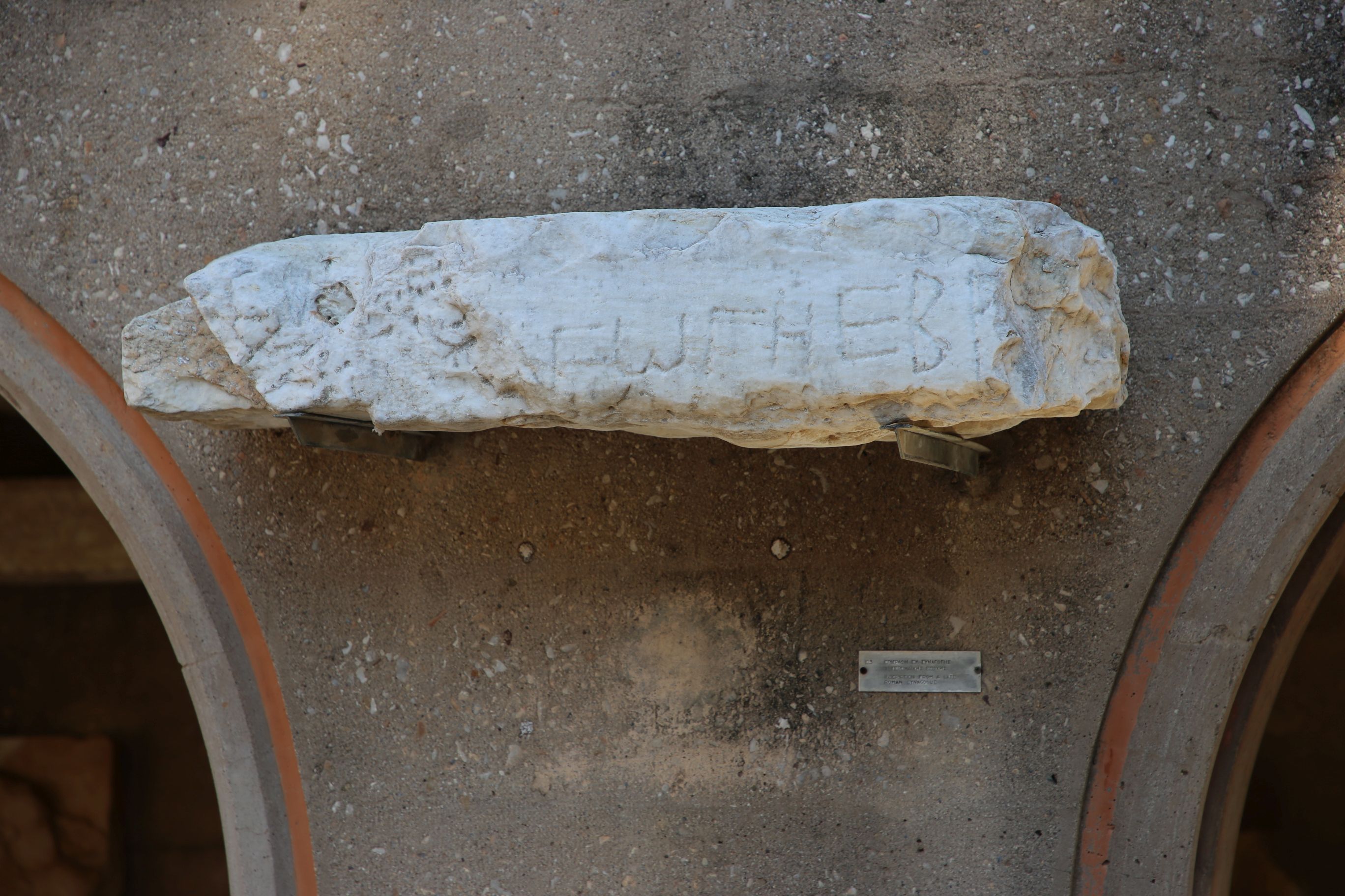 Der Türsturz der Synagoge in Korinth. Zu lesen sind noch Teile der griechischen Inschrift. Er stammt aus dem 5. Jh. 