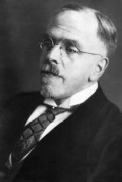 Hans Windisch. An elderly gentleman with a moustache and glasses in a suit and tie. University Archive Halle.